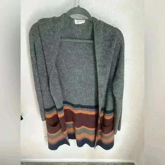 Women open sweater. - Picture 1 of 3